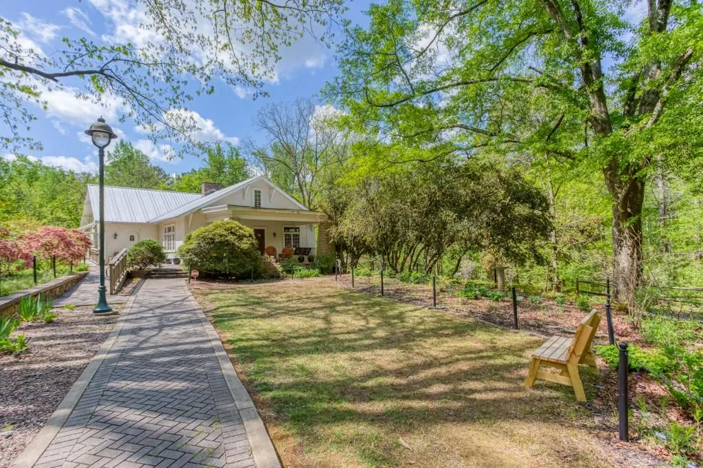 390 W Spalding Drive, Sandy Springs, Georgia 30328, 4 Bedrooms Bedrooms, ,4 BathroomsBathrooms,Residential,For Sale,390 W Spalding Drive,7619896