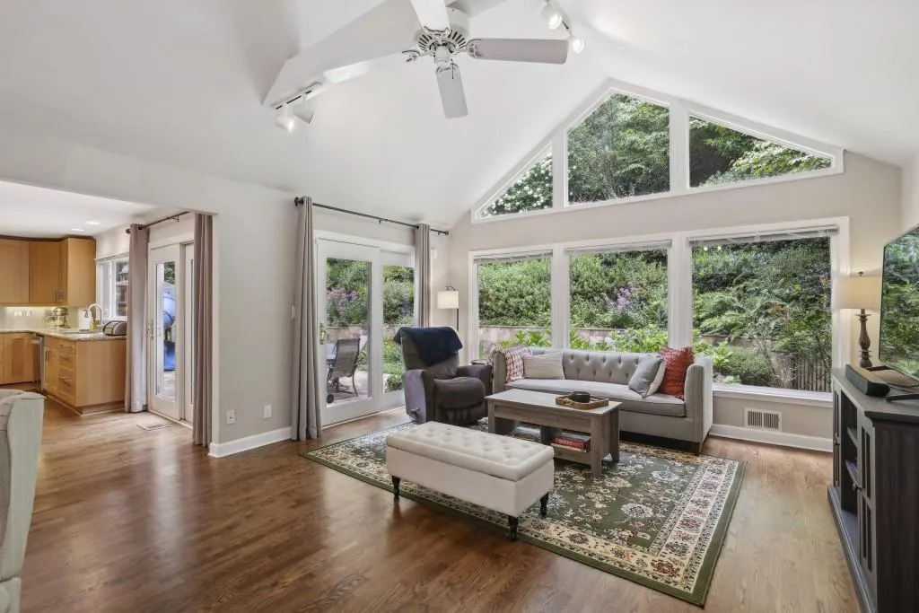 390 W Spalding Drive, Sandy Springs, Georgia 30328, 4 Bedrooms Bedrooms, ,4 BathroomsBathrooms,Residential,For Sale,390 W Spalding Drive,7619896