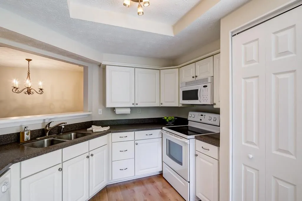 51 Dunwoody Springs Drive, Sandy Springs, Georgia 30328, 3 Bedrooms Bedrooms, ,2 BathroomsBathrooms,Residential,Sold,51 Dunwoody Springs Drive,6032245