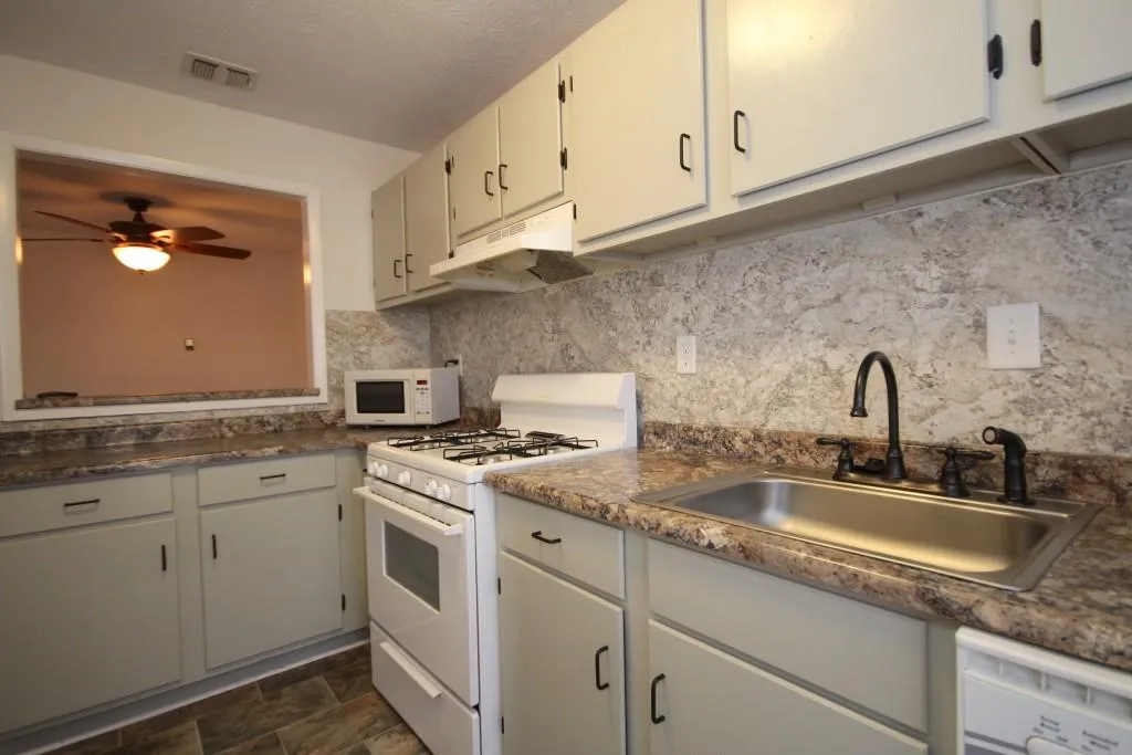 1404 Woodcliff Drive, Sandy Springs, Georgia 30350, 1 Bedroom Bedrooms, ,1 BathroomBathrooms,Residential,Sold,1404 Woodcliff Drive,5654332