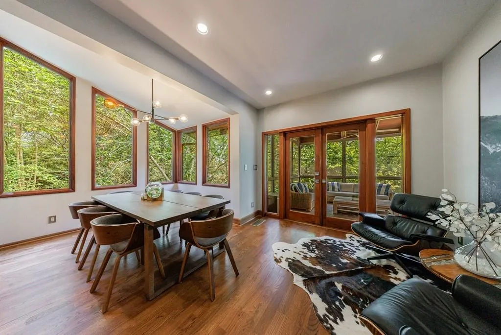 5120 Jett Forest Trail, Atlanta, Georgia 30327, 5 Bedrooms Bedrooms, ,4 BathroomsBathrooms,Residential,Sold,5120 Jett Forest Trail,7570135