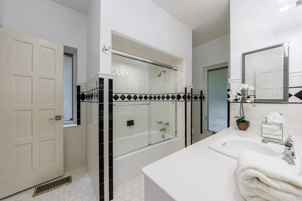 5120 Jett Forest Trail, Atlanta, Georgia 30327, 5 Bedrooms Bedrooms, ,4 BathroomsBathrooms,Residential,Sold,5120 Jett Forest Trail,7570135