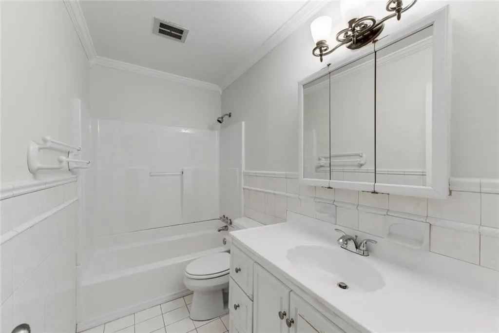 5400 Roswell Road Unit L3, Sandy Springs, Georgia 30342, 2 Bedrooms Bedrooms, ,2 BathroomsBathrooms,Residential,Sold,5400 Roswell Road Unit L3,6504466