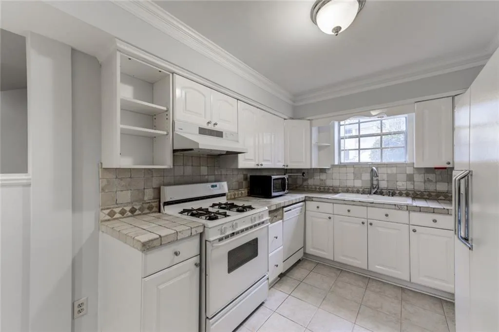 5400 Roswell Road Unit L3, Sandy Springs, Georgia 30342, 2 Bedrooms Bedrooms, ,2 BathroomsBathrooms,Residential,Sold,5400 Roswell Road Unit L3,6504466