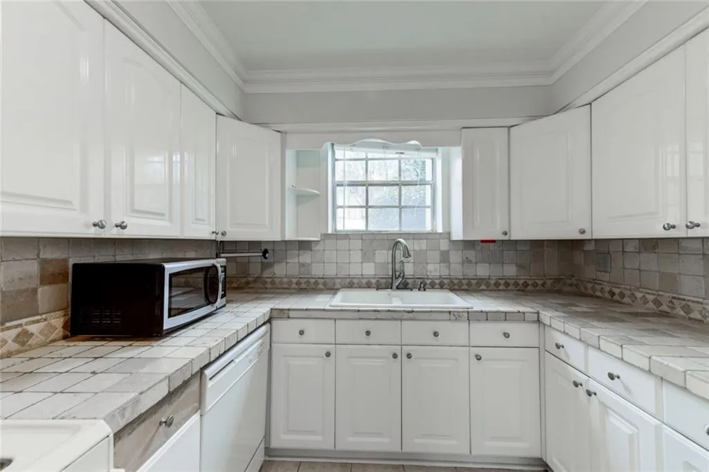 5400 Roswell Road Unit L3, Sandy Springs, Georgia 30342, 2 Bedrooms Bedrooms, ,2 BathroomsBathrooms,Residential,Sold,5400 Roswell Road Unit L3,6504466