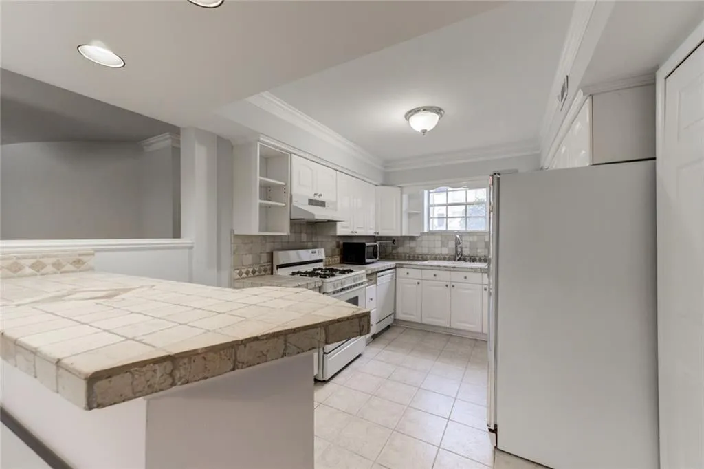 5400 Roswell Road Unit L3, Sandy Springs, Georgia 30342, 2 Bedrooms Bedrooms, ,2 BathroomsBathrooms,Residential,Sold,5400 Roswell Road Unit L3,6504466