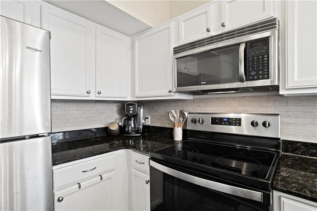 2855 Peachtree Road Ne Unit 115, Atlanta, Georgia 30305, 2 Bedrooms Bedrooms, ,2 BathroomsBathrooms,Residential,Sold,2855 Peachtree Road Ne Unit 115,7552106