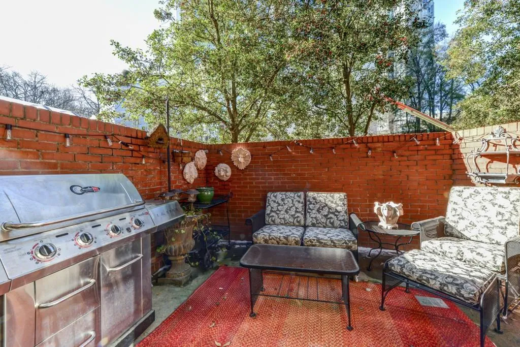 2840 Peachtree Road Nw Unit 105, Atlanta, Georgia 30305, 3 Bedrooms Bedrooms, ,2 BathroomsBathrooms,Residential,Sold,2840 Peachtree Road Nw Unit 105,5955281