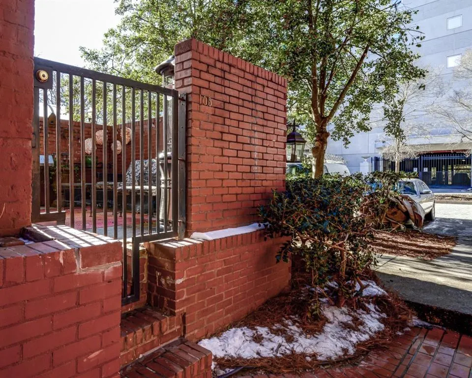 2840 Peachtree Road Nw Unit 105, Atlanta, Georgia 30305, 3 Bedrooms Bedrooms, ,2 BathroomsBathrooms,Residential,Sold,2840 Peachtree Road Nw Unit 105,5955281