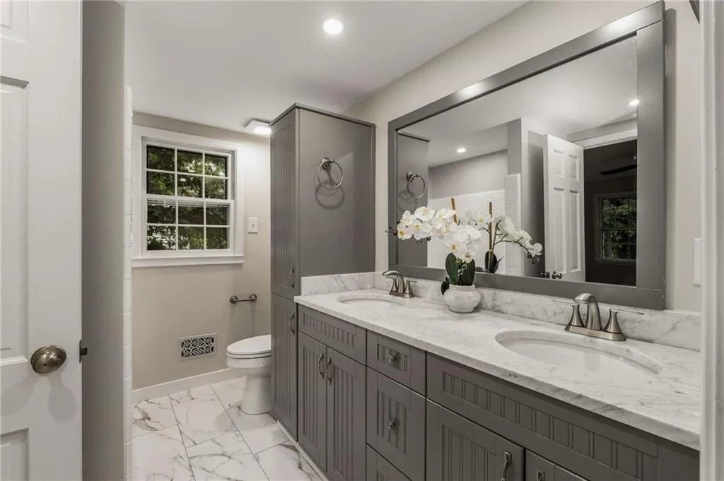 Main bathroom on Main.