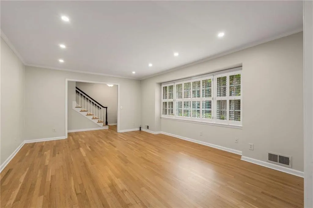 229 Devonwood Drive Drive, Atlanta, Georgia 30328, 6 Bedrooms Bedrooms, ,3 BathroomsBathrooms,Residential,For Sale,229 Devonwood Drive Drive,7595772