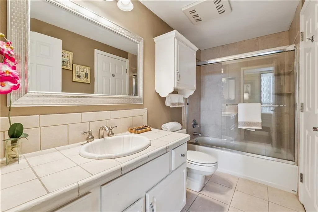 3481 Lakeside Drive Ne Unit 1103, Atlanta, Georgia 30326, 2 Bedrooms Bedrooms, ,2 BathroomsBathrooms,Residential,For Sale,3481 Lakeside Drive Ne Unit 1103,7580238