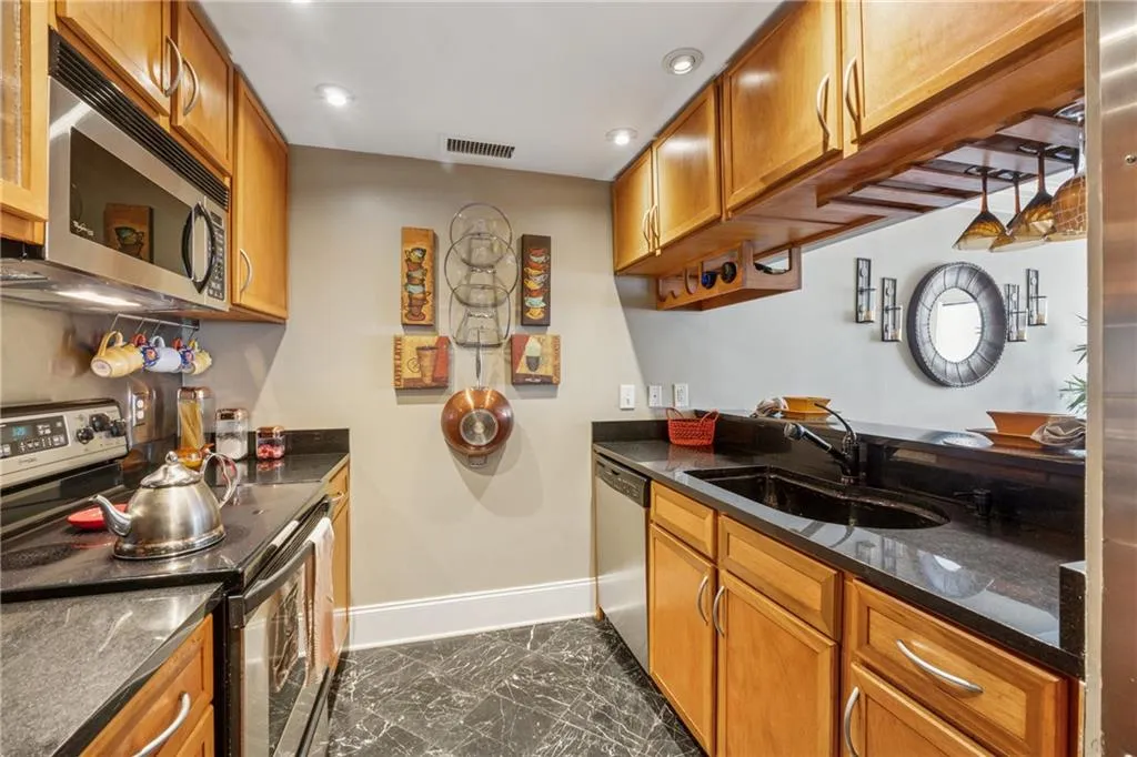 3481 Lakeside Drive Ne Unit 1103, Atlanta, Georgia 30326, 2 Bedrooms Bedrooms, ,2 BathroomsBathrooms,Residential,For Sale,3481 Lakeside Drive Ne Unit 1103,7580238
