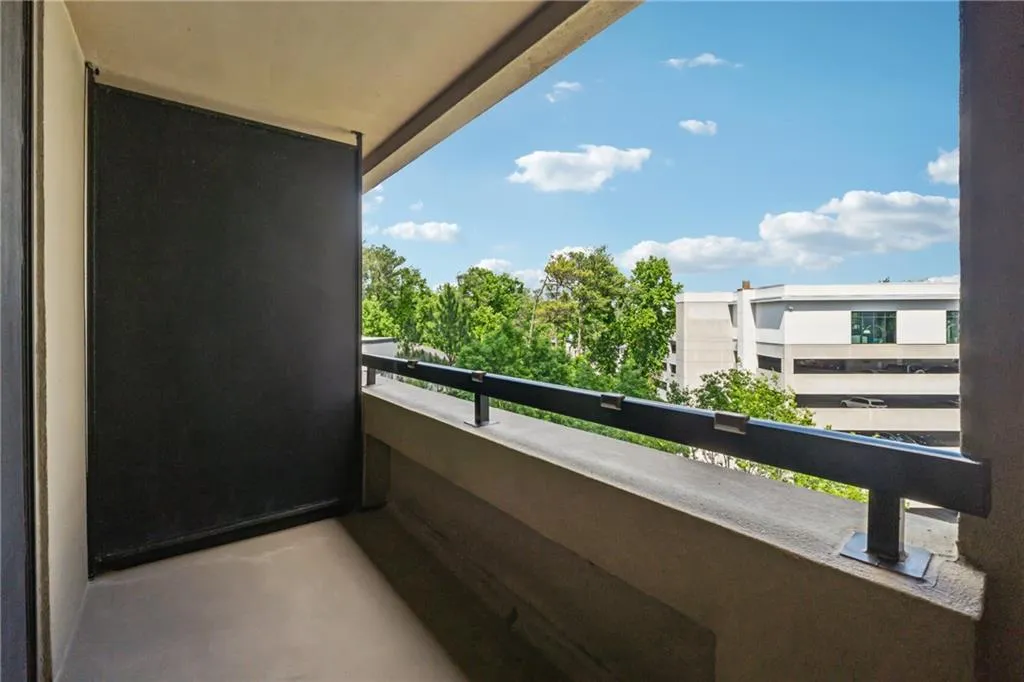 3481 Lakeside Drive Ne Unit 1103, Atlanta, Georgia 30326, 2 Bedrooms Bedrooms, ,2 BathroomsBathrooms,Residential,For Sale,3481 Lakeside Drive Ne Unit 1103,7580238