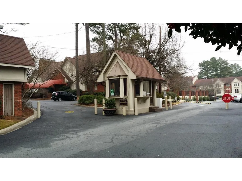 6851 Roswell Road Unit F26, Sandy Springs, Georgia 30328, 2 Bedrooms Bedrooms, ,2 BathroomsBathrooms,Residential,Sold,6851 Roswell Road Unit F26,5664445