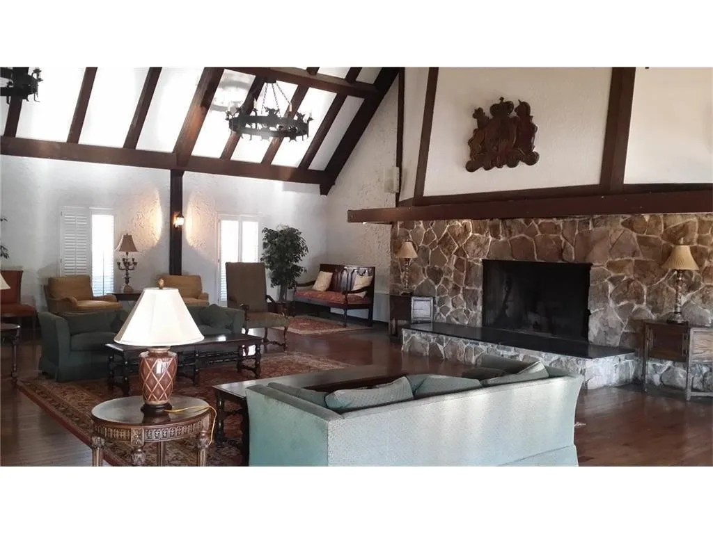 6851 Roswell Road Unit F26, Sandy Springs, Georgia 30328, 2 Bedrooms Bedrooms, ,2 BathroomsBathrooms,Residential,Sold,6851 Roswell Road Unit F26,5664445