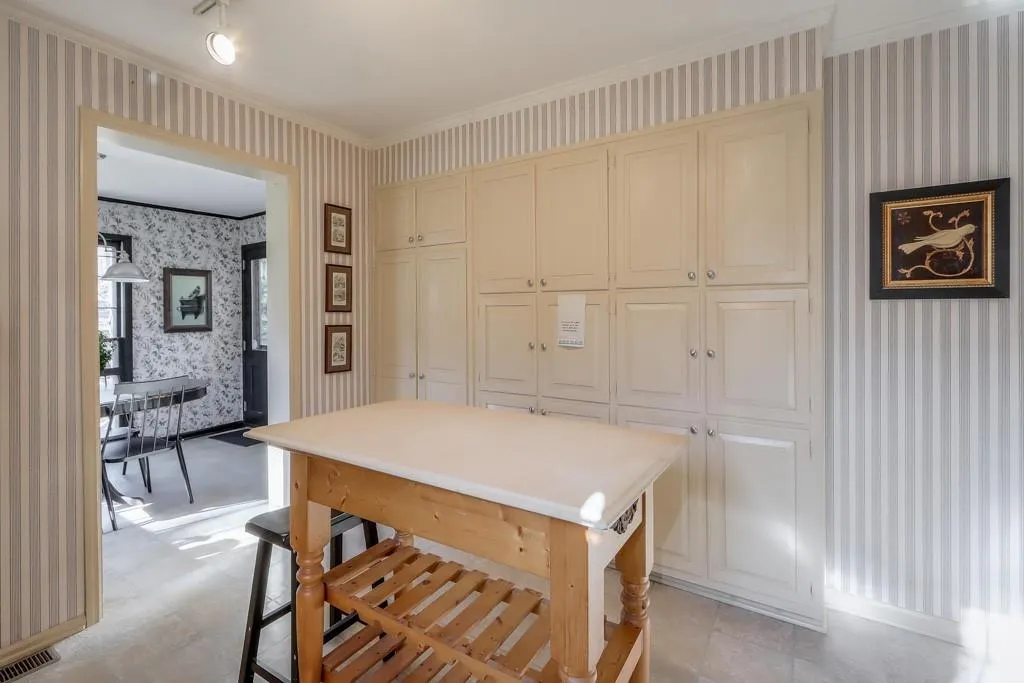 345 W Spalding Drive, Sandy Springs, Georgia 30328, 4 Bedrooms Bedrooms, ,2 BathroomsBathrooms,Residential,Sold,345 W Spalding Drive,6994643