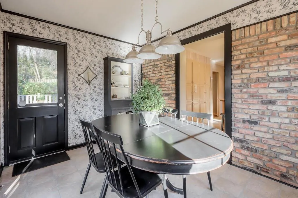 345 W Spalding Drive, Sandy Springs, Georgia 30328, 4 Bedrooms Bedrooms, ,2 BathroomsBathrooms,Residential,Sold,345 W Spalding Drive,6994643