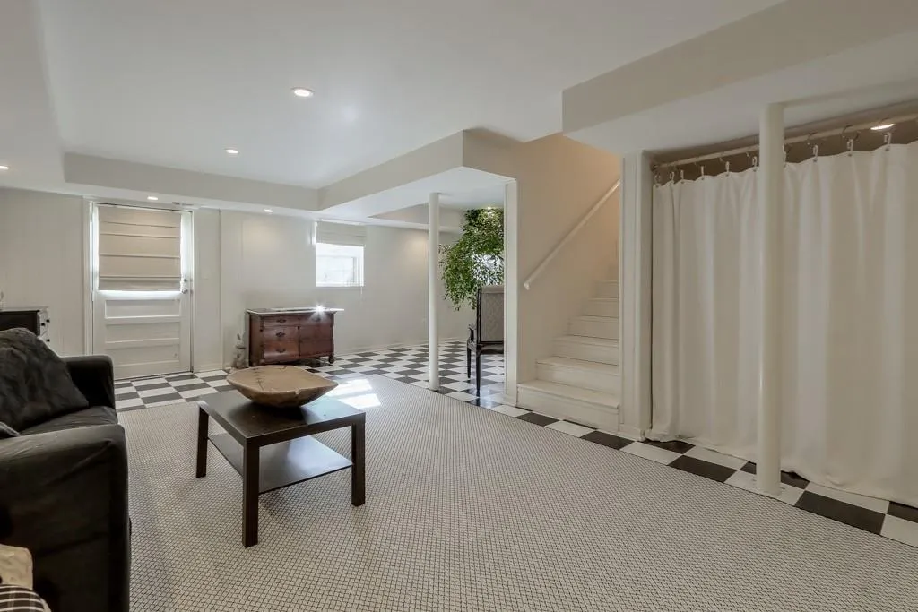 345 W Spalding Drive, Sandy Springs, Georgia 30328, 4 Bedrooms Bedrooms, ,2 BathroomsBathrooms,Residential,Sold,345 W Spalding Drive,6994643