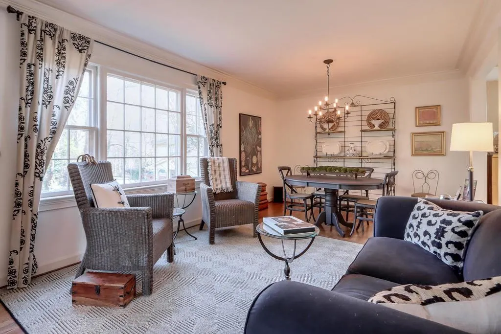 345 W Spalding Drive, Sandy Springs, Georgia 30328, 4 Bedrooms Bedrooms, ,2 BathroomsBathrooms,Residential,Sold,345 W Spalding Drive,6994643