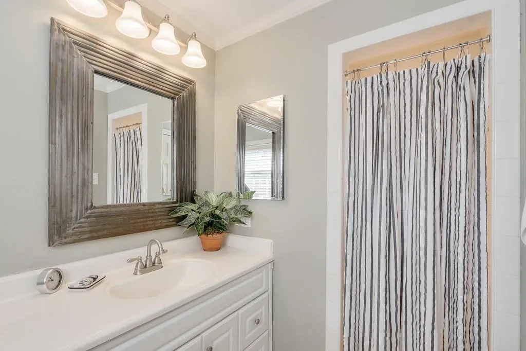 345 W Spalding Drive, Sandy Springs, Georgia 30328, 4 Bedrooms Bedrooms, ,2 BathroomsBathrooms,Residential,Sold,345 W Spalding Drive,6994643