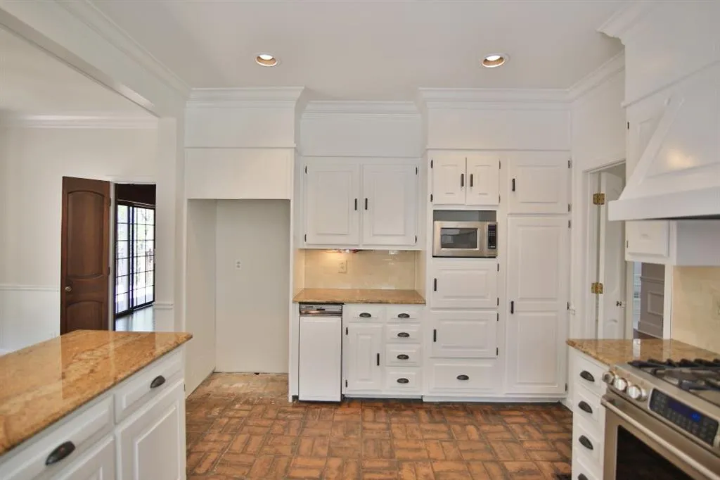 300 Skyridge Drive, Sandy Springs, Georgia 30350, 4 Bedrooms Bedrooms, ,3 BathroomsBathrooms,Residential,Sold,300 Skyridge Drive,5982151