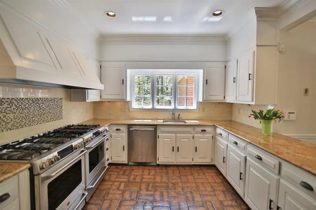 300 Skyridge Drive, Sandy Springs, Georgia 30350, 4 Bedrooms Bedrooms, ,3 BathroomsBathrooms,Residential,Sold,300 Skyridge Drive,5982151