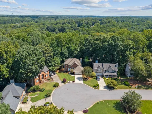 Cul-de-sac location with mature tree-lined surroundings