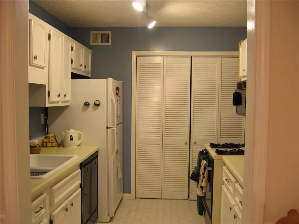 1603 Vicksburg Place, Sandy Springs, Georgia 30350, 2 Bedrooms Bedrooms, ,2 BathroomsBathrooms,Residential,Sold,1603 Vicksburg Place,5815165