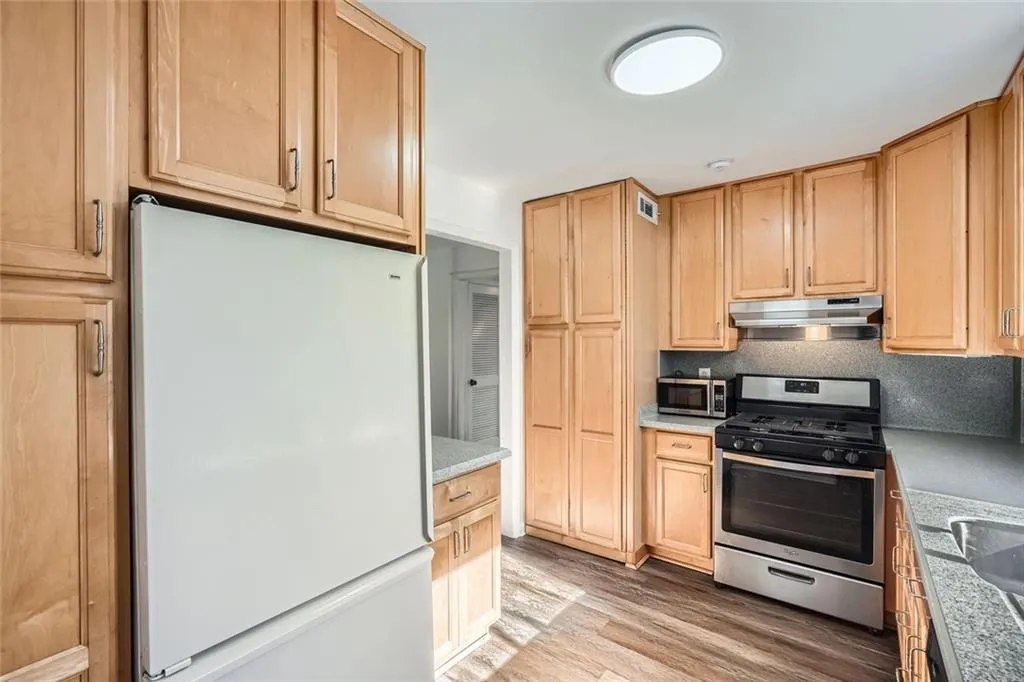 98 Ardmore Place Nw Unit 3, Atlanta, Georgia 30309, 2 Bedrooms Bedrooms, ,1 BathroomBathrooms,Residential,For Sale,98 Ardmore Place Nw Unit 3,7615171