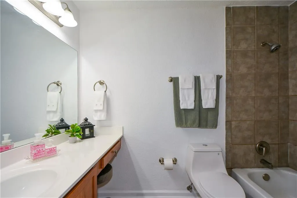 125 N River Drive Unit E, Sandy Springs, Georgia 30350, 2 Bedrooms Bedrooms, ,3 BathroomsBathrooms,Residential,Sold,125 N River Drive Unit E,7158980