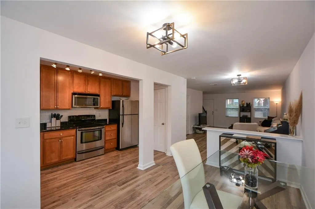 125 N River Drive Unit E, Sandy Springs, Georgia 30350, 2 Bedrooms Bedrooms, ,3 BathroomsBathrooms,Residential,Sold,125 N River Drive Unit E,7158980