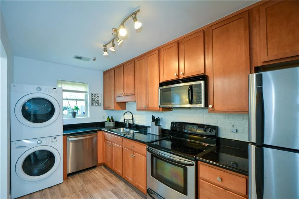 125 N River Drive Unit E, Sandy Springs, Georgia 30350, 2 Bedrooms Bedrooms, ,3 BathroomsBathrooms,Residential,Sold,125 N River Drive Unit E,7158980