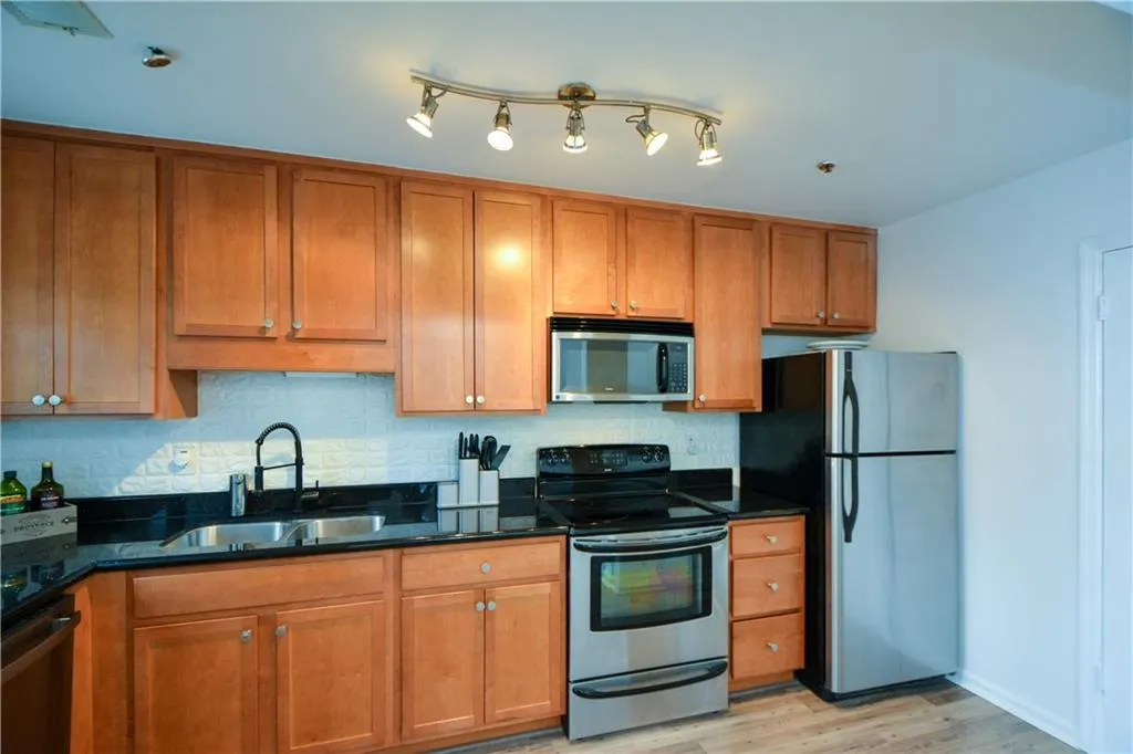 125 N River Drive Unit E, Sandy Springs, Georgia 30350, 2 Bedrooms Bedrooms, ,3 BathroomsBathrooms,Residential,Sold,125 N River Drive Unit E,7158980