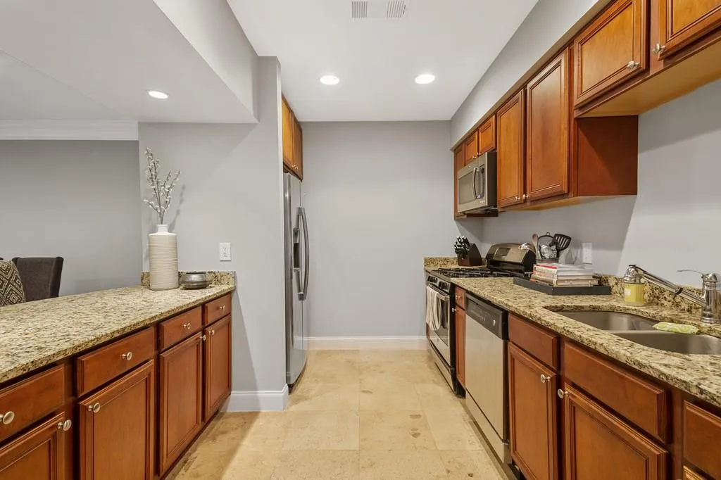 6980 Roswell Road Unit D11, Atlanta, Georgia 30328, 2 Bedrooms Bedrooms, ,2 BathroomsBathrooms,Residential,Sold,6980 Roswell Road Unit D11,6535892