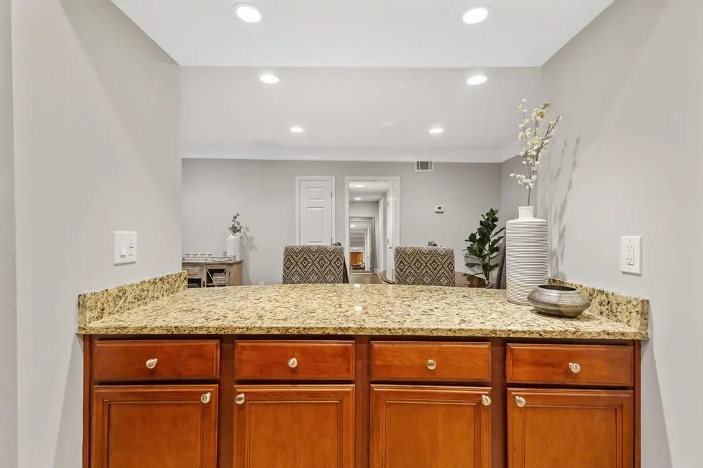 6980 Roswell Road Unit D11, Atlanta, Georgia 30328, 2 Bedrooms Bedrooms, ,2 BathroomsBathrooms,Residential,Sold,6980 Roswell Road Unit D11,6535892