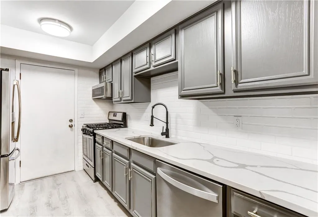 6851 Roswell Road Unit A7, Sandy Springs, Georgia 30328, 2 Bedrooms Bedrooms, ,2 BathroomsBathrooms,Residential,Sold,6851 Roswell Road Unit A7,6675483