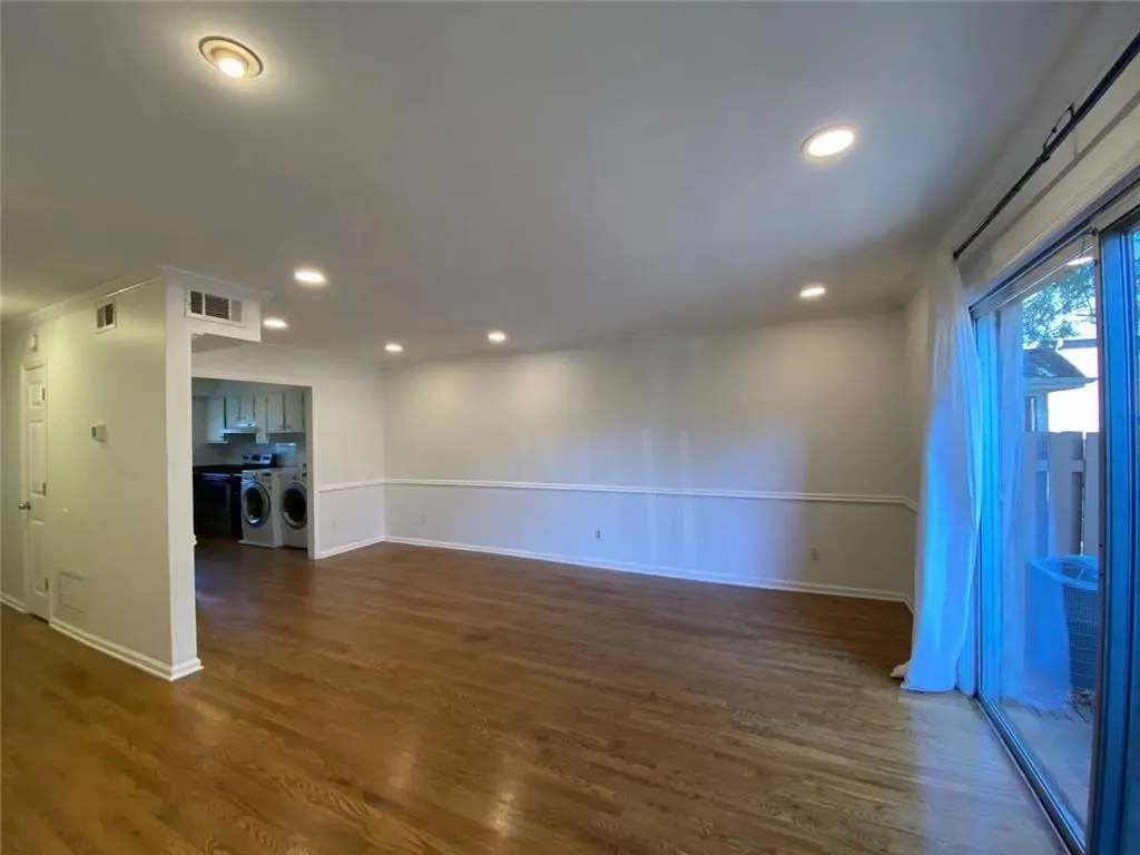 6700 Roswell Road Unit 16f, Sandy Springs, Georgia 30328, 2 Bedrooms Bedrooms, ,1 BathroomBathrooms,Residential,Sold,6700 Roswell Road Unit 16f,7012005