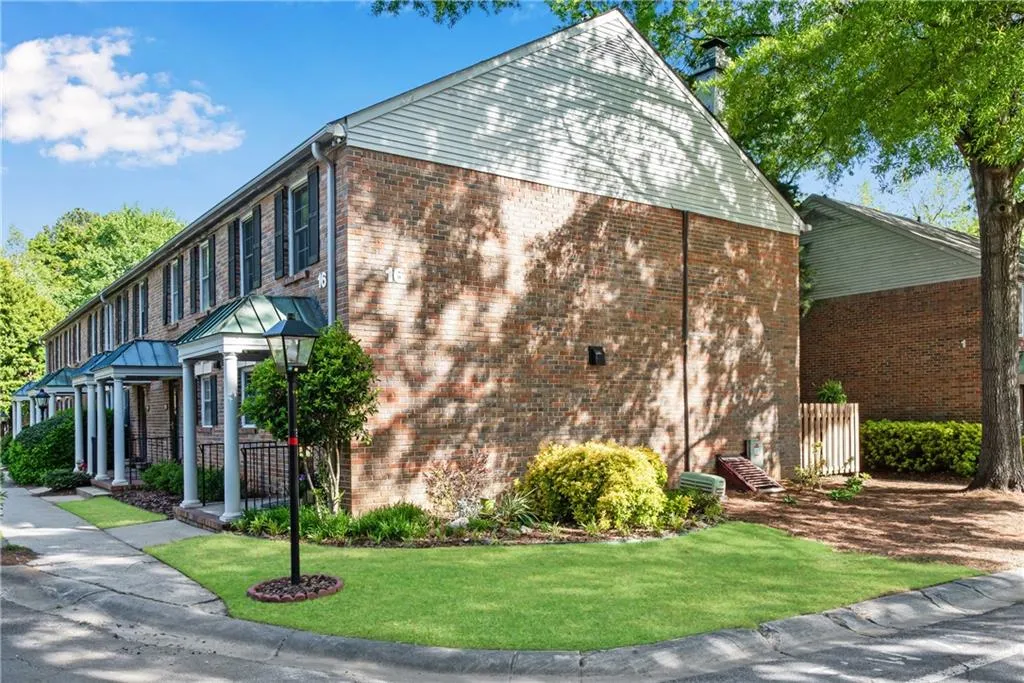 6700 Roswell Road Unit 16f, Sandy Springs, Georgia 30328, 2 Bedrooms Bedrooms, ,1 BathroomBathrooms,Residential,Sold,6700 Roswell Road Unit 16f,7012005