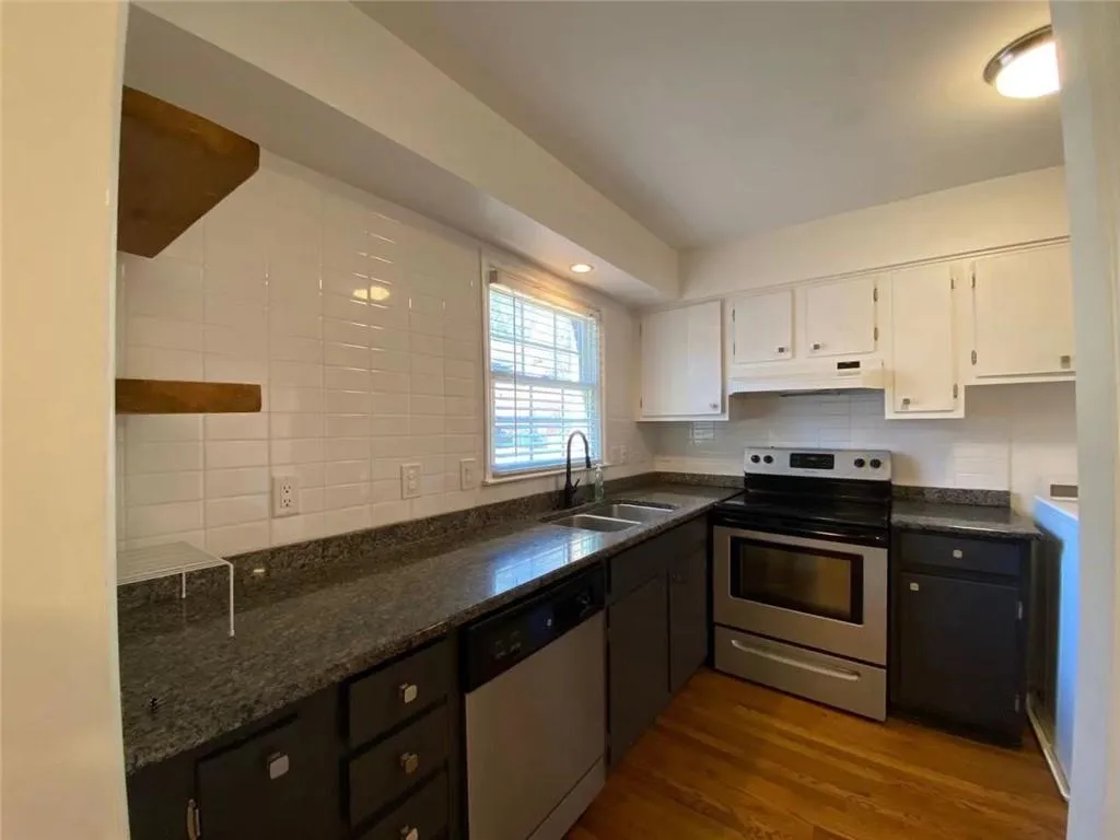 6700 Roswell Road Unit 16f, Sandy Springs, Georgia 30328, 2 Bedrooms Bedrooms, ,1 BathroomBathrooms,Residential,Sold,6700 Roswell Road Unit 16f,7012005