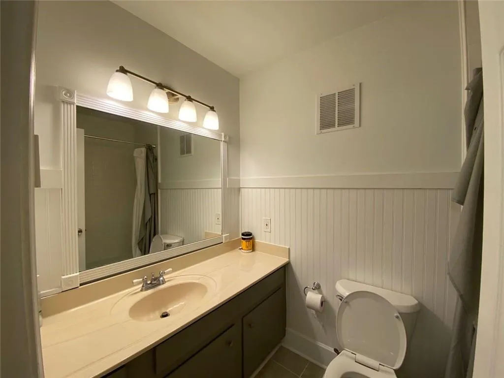 6700 Roswell Road Unit 16f, Sandy Springs, Georgia 30328, 2 Bedrooms Bedrooms, ,1 BathroomBathrooms,Residential,Sold,6700 Roswell Road Unit 16f,7012005