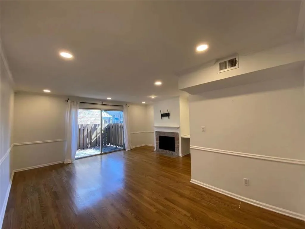 6700 Roswell Road Unit 16f, Sandy Springs, Georgia 30328, 2 Bedrooms Bedrooms, ,1 BathroomBathrooms,Residential,Sold,6700 Roswell Road Unit 16f,7012005