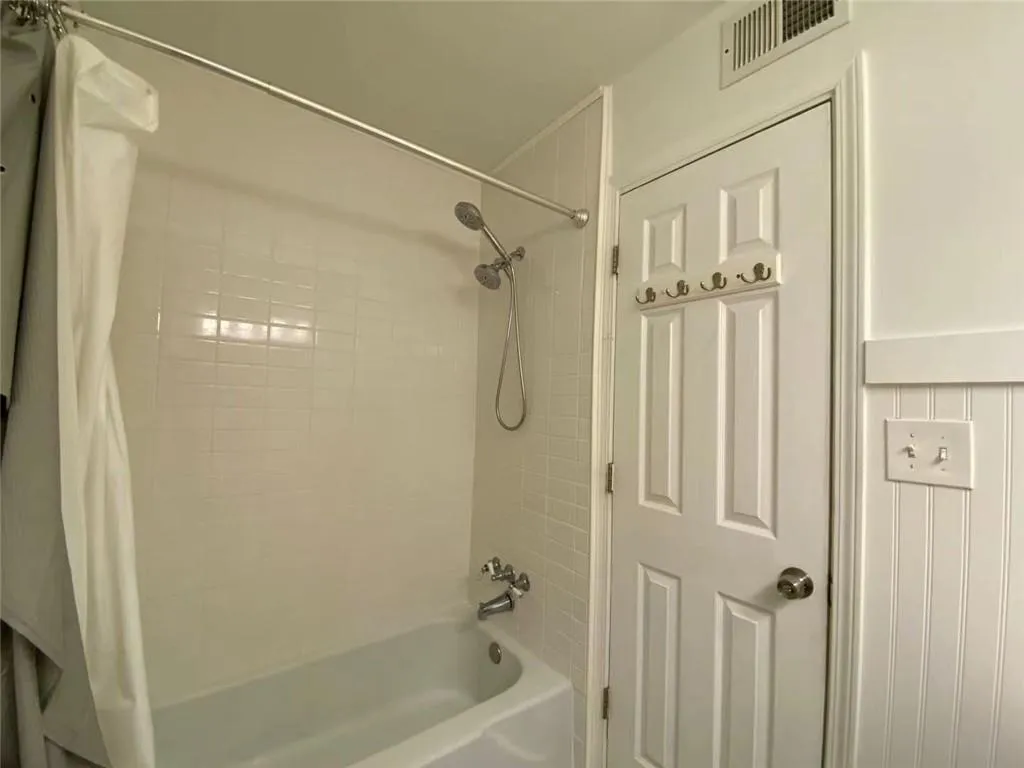 6700 Roswell Road Unit 16f, Sandy Springs, Georgia 30328, 2 Bedrooms Bedrooms, ,1 BathroomBathrooms,Residential,Sold,6700 Roswell Road Unit 16f,7012005