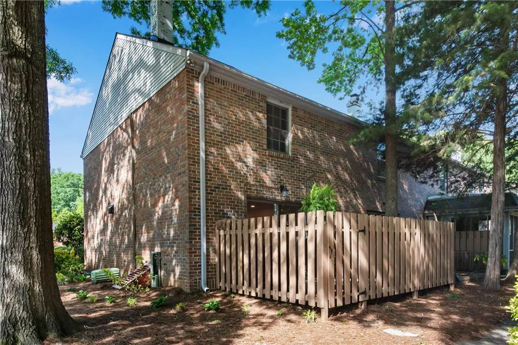 6700 Roswell Road Unit 16f, Sandy Springs, Georgia 30328, 2 Bedrooms Bedrooms, ,1 BathroomBathrooms,Residential,Sold,6700 Roswell Road Unit 16f,7012005