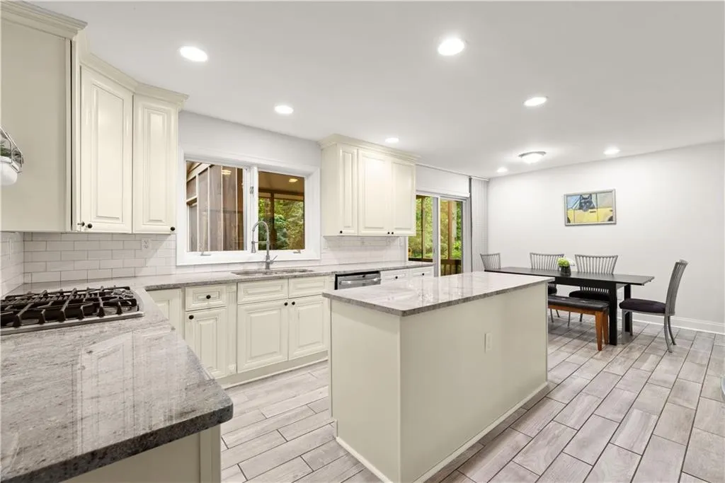 260 Drummen Court, Sandy Springs, Georgia 30328, 5 Bedrooms Bedrooms, ,3 BathroomsBathrooms,Residential,Sold,260 Drummen Court,6777284