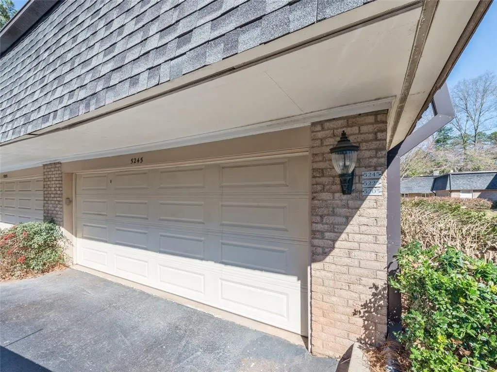 5245 Chemin De Vie, Sandy Springs, Georgia 30342, 2 Bedrooms Bedrooms, ,2 BathroomsBathrooms,Residential,Sold,5245 Chemin De Vie,5971338