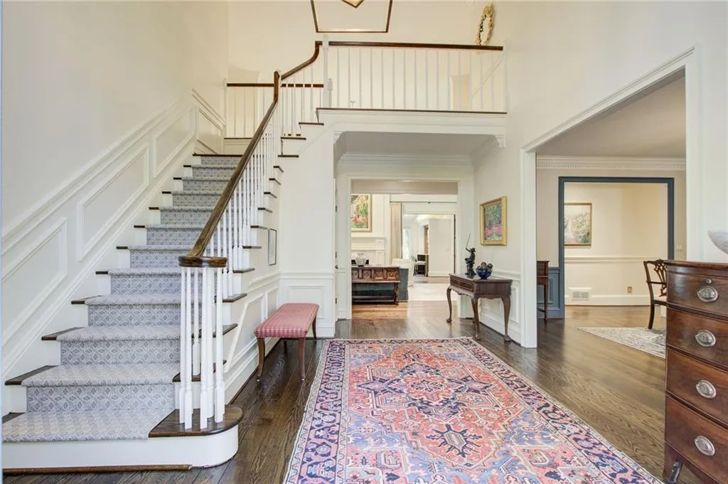 A beautiful foyer to welcome your guest A beautiful foyer to welcome your guest