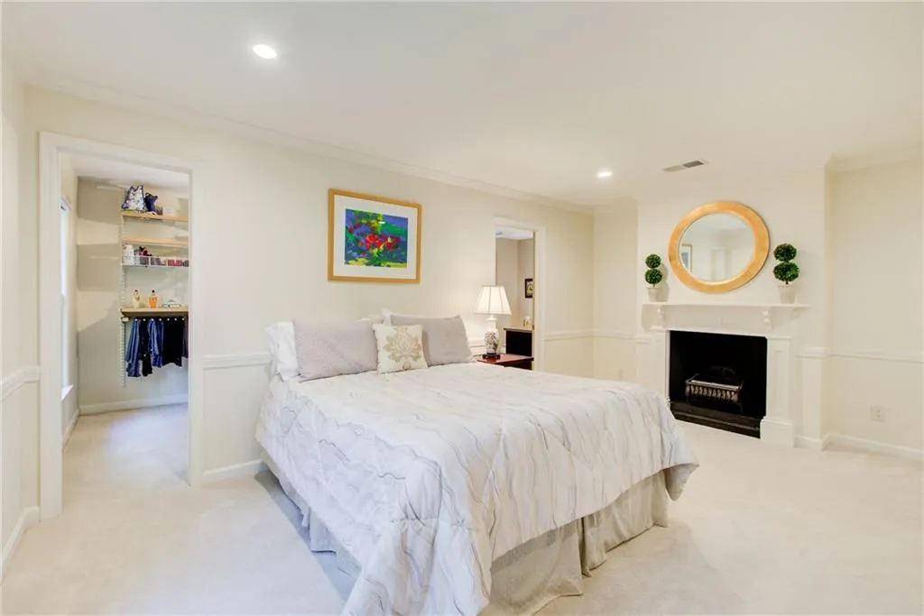 2nd primary suite upstairs with en-suite bath 2nd primary suite upstairs with en-suite bath