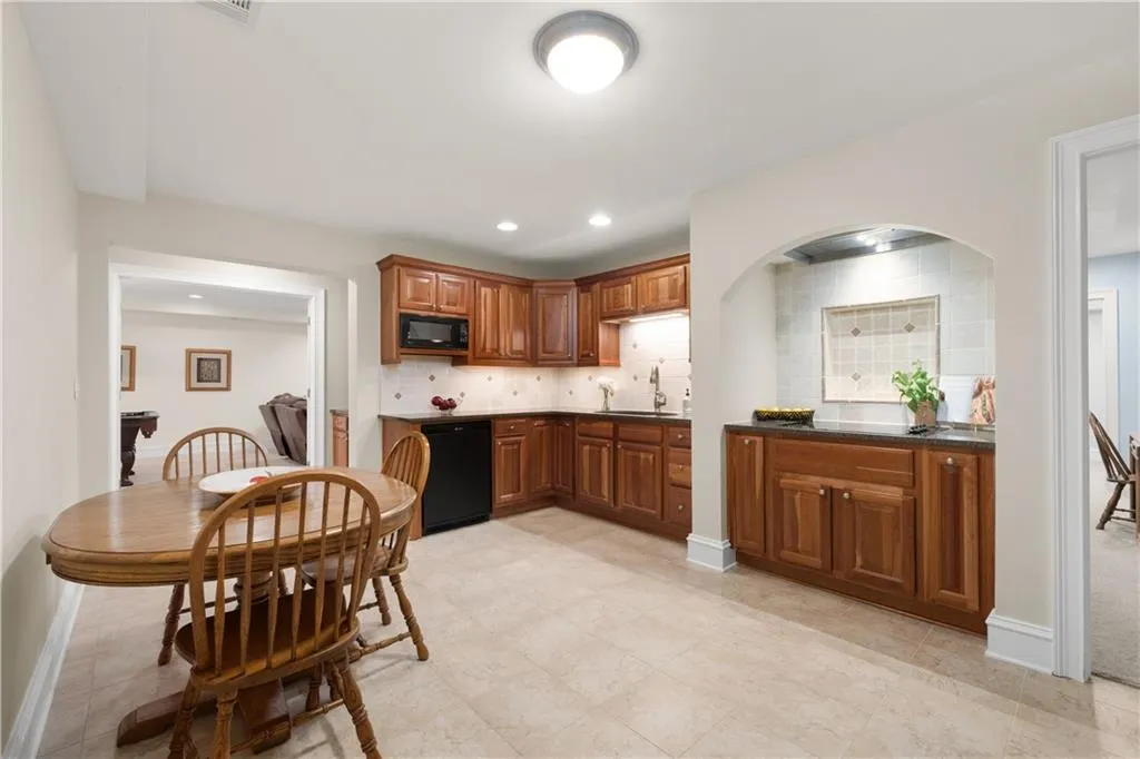 Need a second kitchen for family or friends? The terrace level has a kitchen, 2 bedrooms, a full bathroom and a media-pool room plus lots of storage. Need a second kitchen for family or friends? The terrace level has a kitchen, 2 bedrooms, a full bathroom and a media-pool room plus lots of storage.