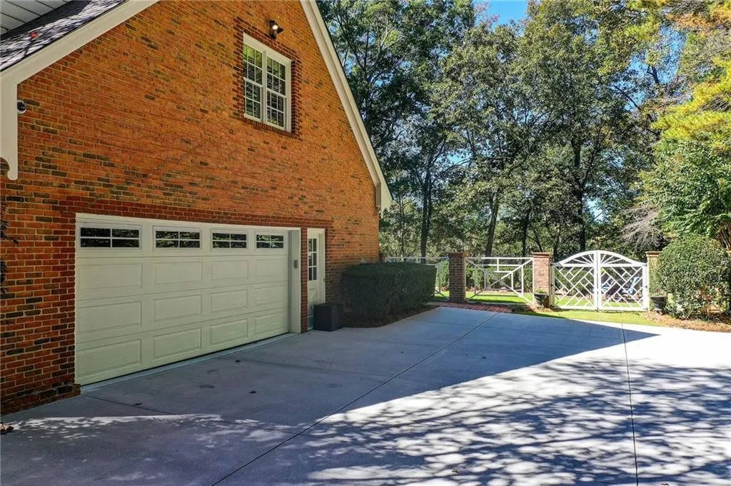 Oversized 2 car garage
